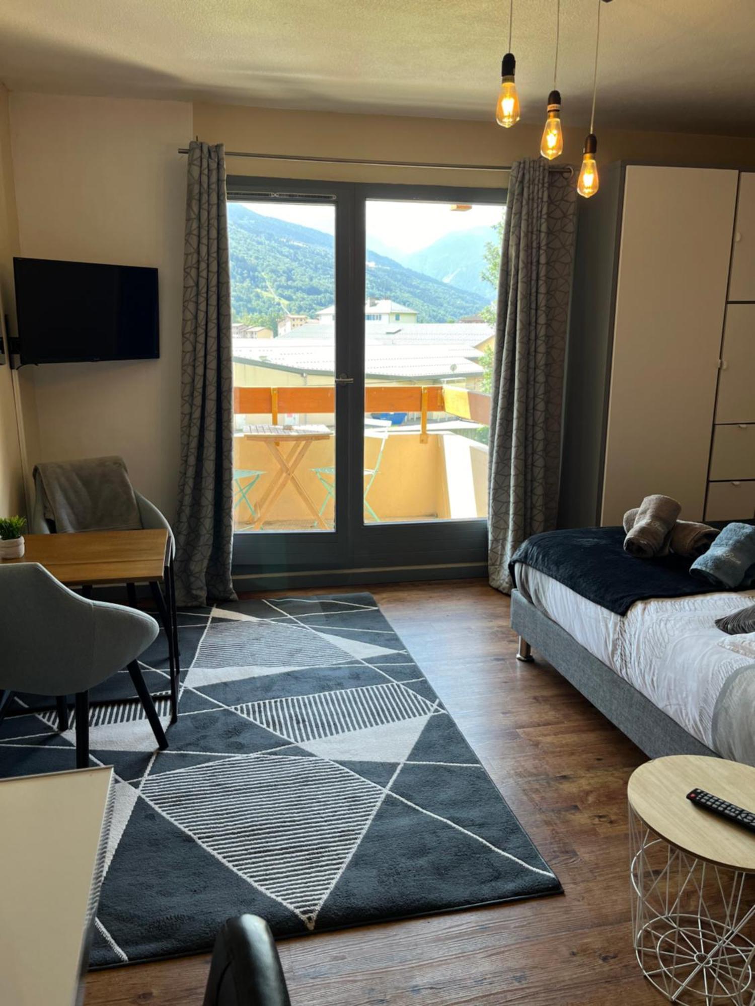 Aux Pieds Des Montagnes Apartment *