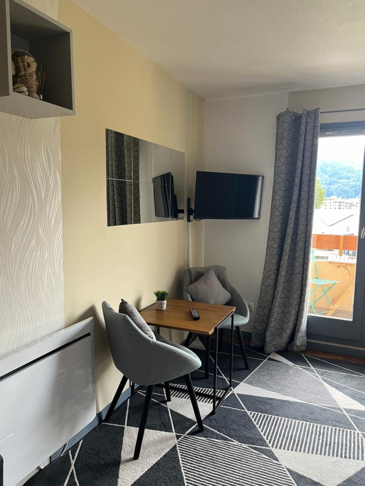 Aux Pieds Des Montagnes Apartment *
